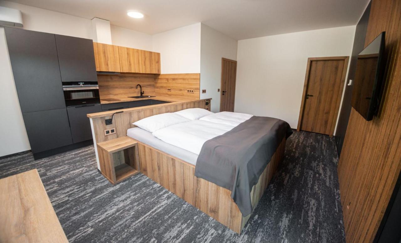ידובניצה Hotel Kras מראה חיצוני תמונה