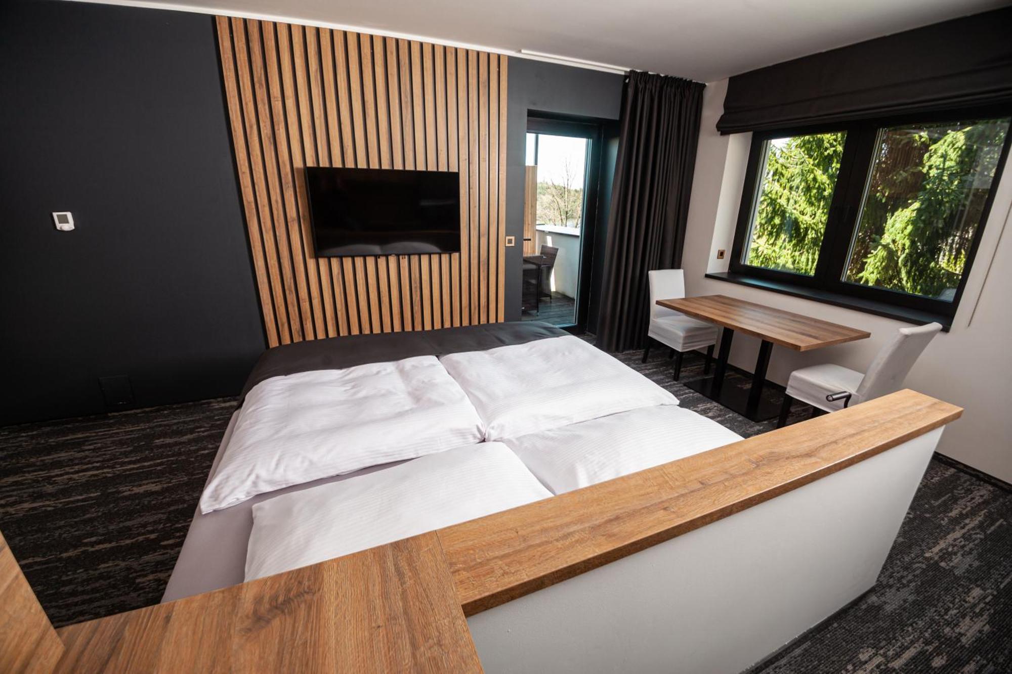 ידובניצה Hotel Kras מראה חיצוני תמונה