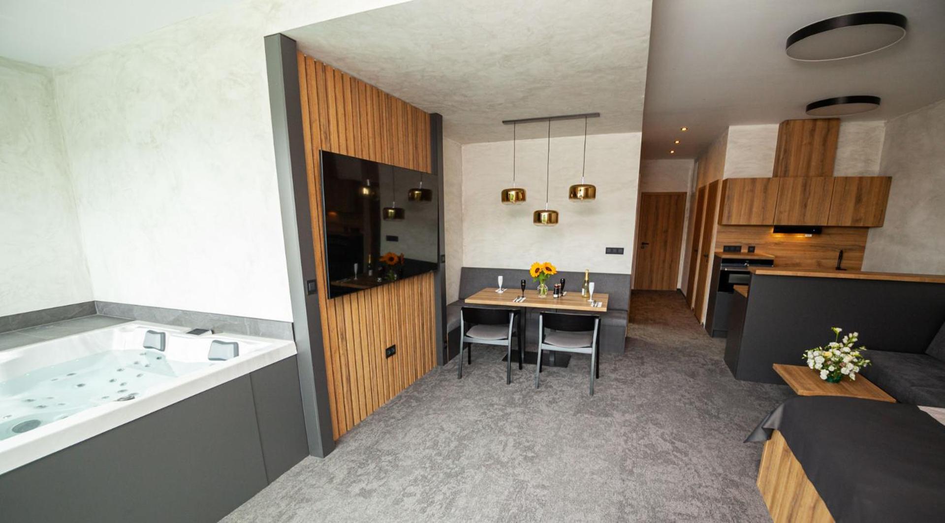 ידובניצה Hotel Kras מראה חיצוני תמונה
