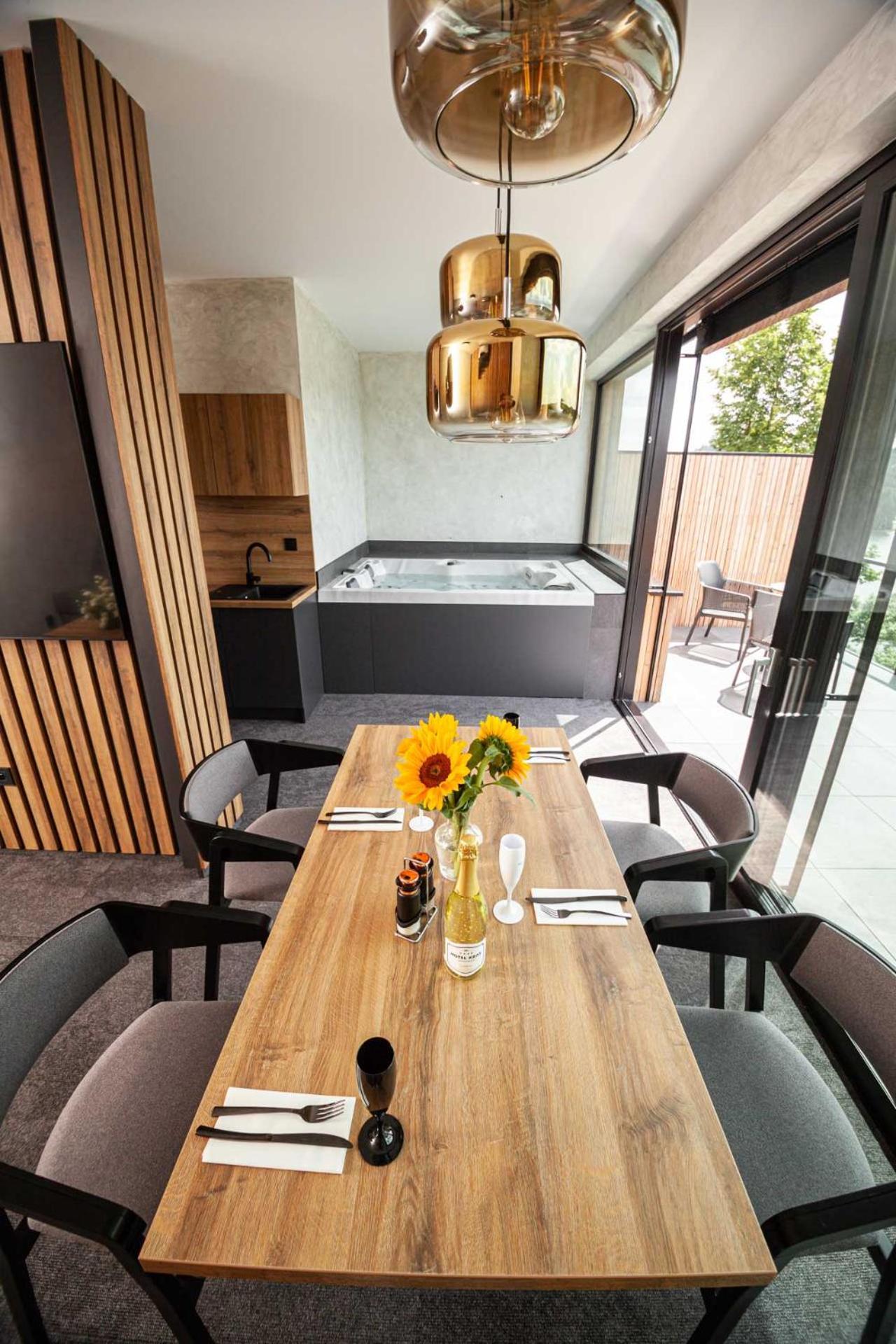 ידובניצה Hotel Kras מראה חיצוני תמונה