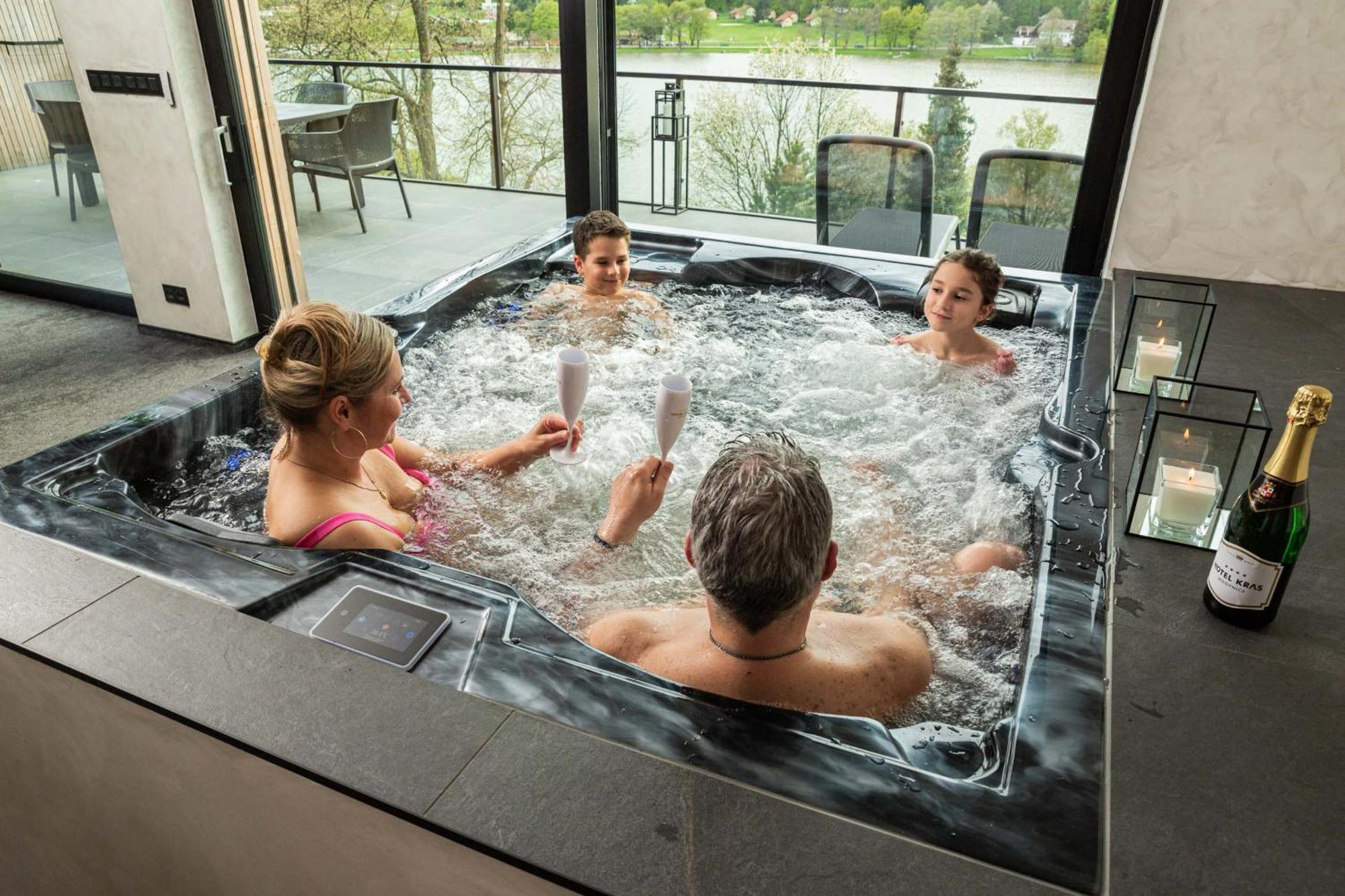 ידובניצה Hotel Kras מראה חיצוני תמונה