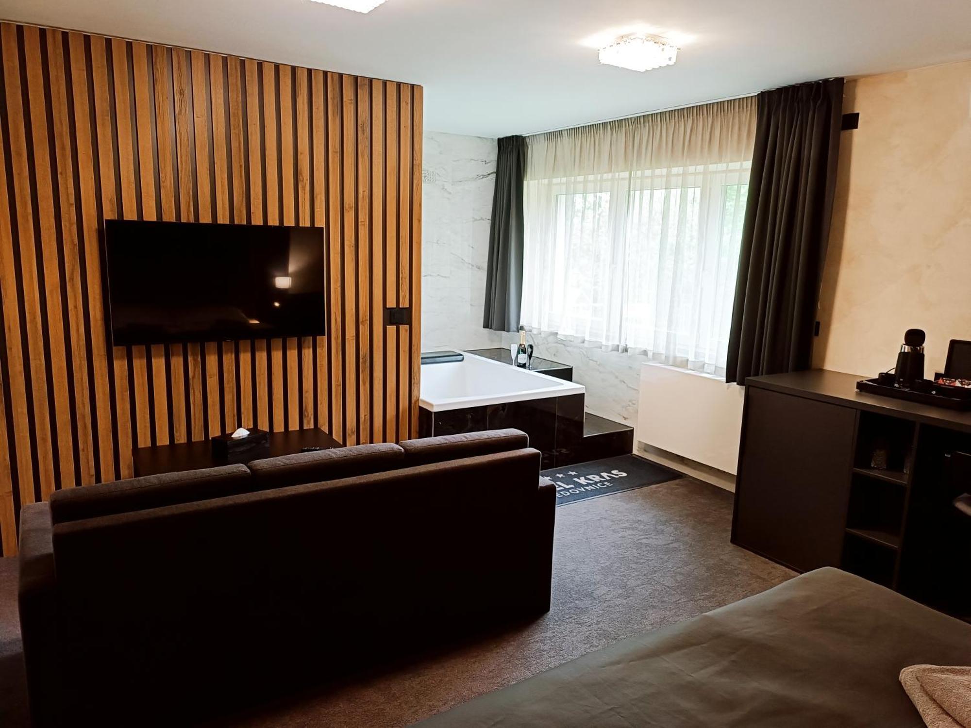 ידובניצה Hotel Kras מראה חיצוני תמונה